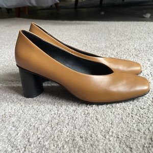 NWT Jeffrey Campbell Tan Heels 7.5
